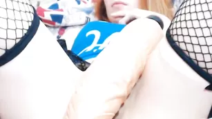 Рыжая красотка HoneyCocaine нежно теребит киску