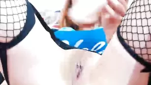 Рыжая красотка HoneyCocaine нежно теребит киску