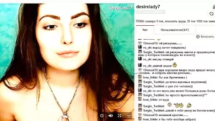Замечательная бабенка танцует красивый стриптиз