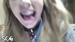 Сексуальная блондиночка мастурбирует в лифте бритую пизду