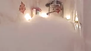 Горячая самочка JoliePosh принимает ванну