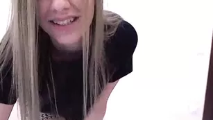 Восхитительная курва loveannet позирует в одежде