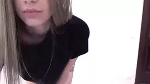 Восхитительная курва loveannet позирует в одежде