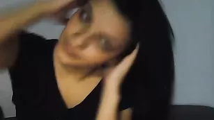 Пикантная брюнетка alessyaaa танцует стриптиз