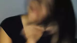 Пикантная брюнетка alessyaaa танцует стриптиз