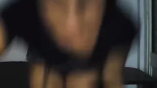 Пикантная брюнетка alessyaaa танцует стриптиз