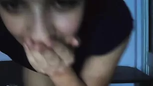 Пикантная брюнетка alessyaaa танцует стриптиз