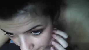 Пикантная брюнетка alessyaaa танцует стриптиз