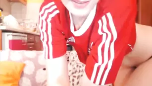 Пикантная телочка Evvygold показывает сисечки