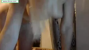 Симпатичная бабенка Nancy333 наминает красивые сиськи