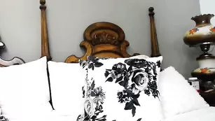 Смазливая детка Evarosse дрочит пизду фаллосом