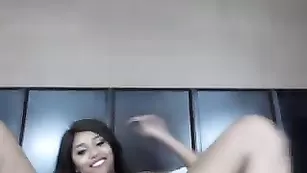 Знойная брюнетка Thesavannahskye теребит бритую пизду
