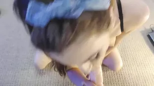 Милая брюнеточка Rebbecasnowshoe облизывает дилдо