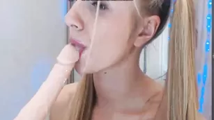 Великолепная малышка _Milka_ обсасывает резиновый пенис