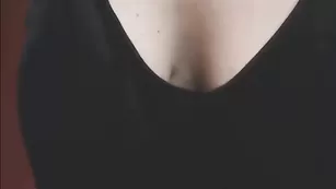 Интересная сука Roxyallyours ласкает пизду и сосочки