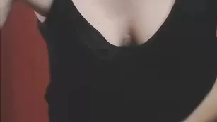 Интересная сука Roxyallyours ласкает пизду и сосочки