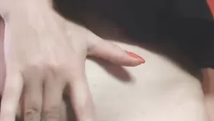 Интересная сука Roxyallyours ласкает пизду и сосочки