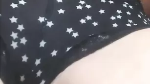 Интересная сука Roxyallyours ласкает пизду и сосочки