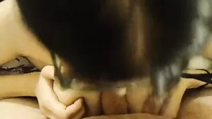 Очкастая путана xFuukax смачно трахается в пизду