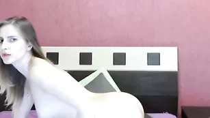 Строптивая цыпочка CamaliyaVip позирует голенькая