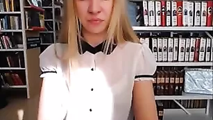 Красивая блонда шалит в библиотеке