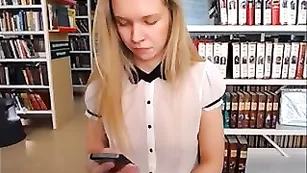 Красивая блонда шалит в библиотеке