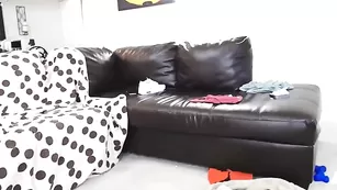 Смазливая брюнеточка Diana_and_apollo ебется с двумя парнями