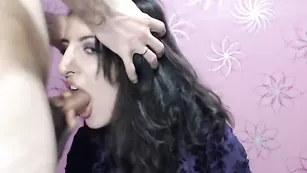 Шикарная брюнетка michaeleve отсасывает парню член