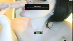 Изумительная сучка Melicenta обсасывает резиновый член