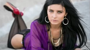 Пикантная брюнетка dianaflirt раздевается перед камерой