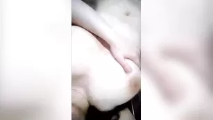 Жаркая цыпочка смачно мастурбирует пизду