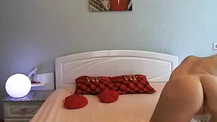 Светловолосая курва LittleBlonde ласкает половые губки