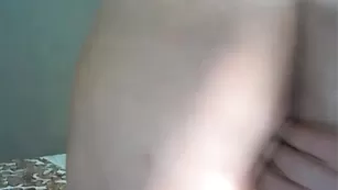 Зажигательная чикса Ollesia трахает попу фаллосом