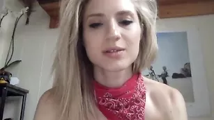 Строптивая красотка Kosherpussy нежно ласкает пизду