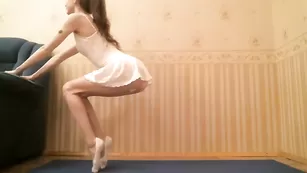 Красивая балерина Milla_jo эротично задирает ножки