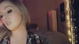 Сексуальная кобыла соблазняет большими сиськами