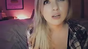 Сексуальная кобыла соблазняет большими сиськами