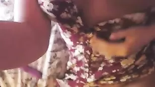 Шикарная цыпочка трахает киску фаллосом