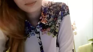 Очкастая курва Catalinas ласкает бритую пизду