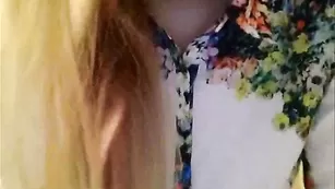 Очкастая курва Catalinas ласкает бритую пизду