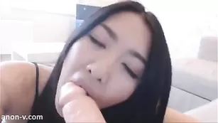 Милая азиатка MissReinaT дрочит страпоном пизду