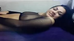 Темноволосая стерва alisaalisa ласкает маленькие сиськи