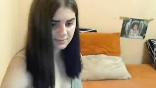 Шальная крошка Alicia показывает свои ножки