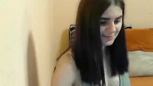 Шальная крошка Alicia показывает свои ножки