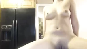 Симпатичная девушка Vanessaw страстно скачет на дилдо