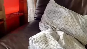 Строптивая брюнетка Pupperbot дрочит пизду фаллосом