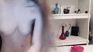 Шикарная кобыла circebubbly дрочит очко фаллосом