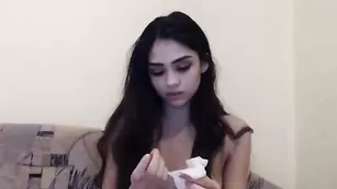 Шальная брюнеточка Annette_crystal показывает натуральные сиськи