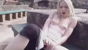 Строптивая блонда дрочит киску фаллосом