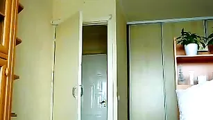 Рыжая бестия GingerKittyXS ласкает сиси и пизду